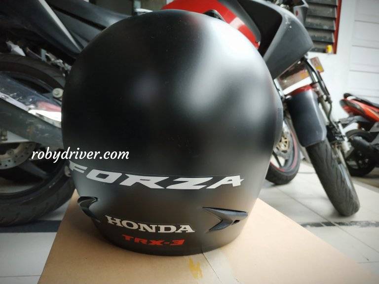 Helm Bawaan Honda. Iya, memang inilah helm bawaan Honda Forza 250 !