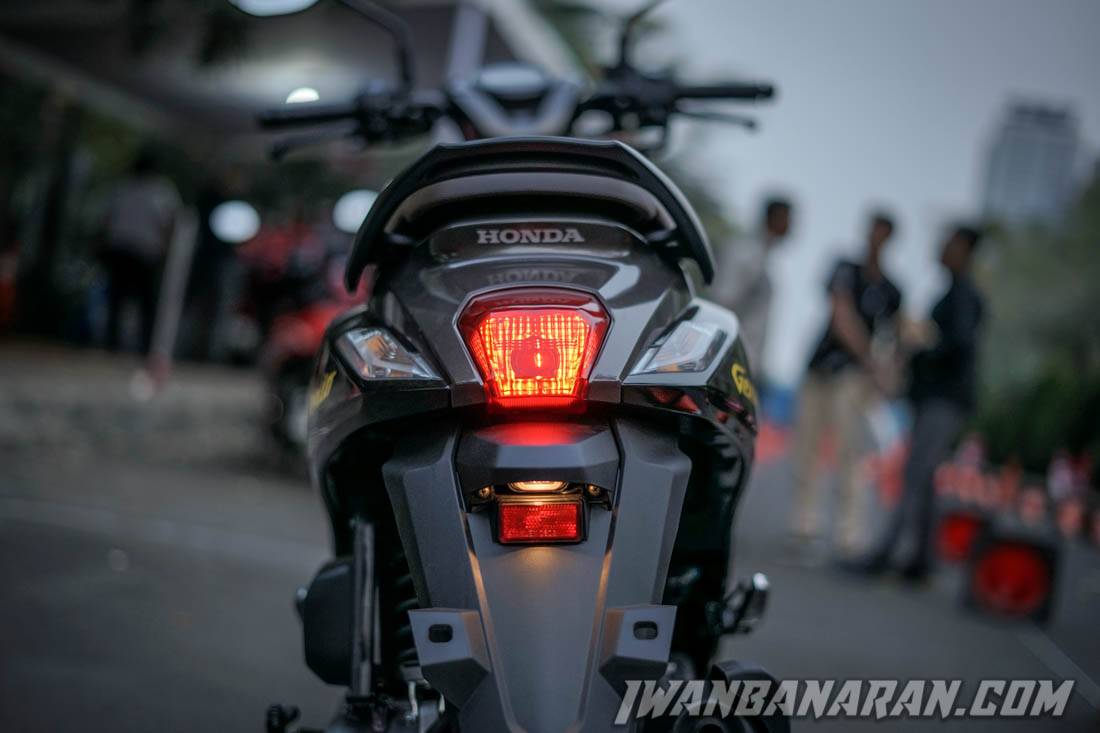 Bahaya Hp Di Dalam Jok Motor. Apakah aman nge-charge HP dibagasi bawah jok ?? berikut