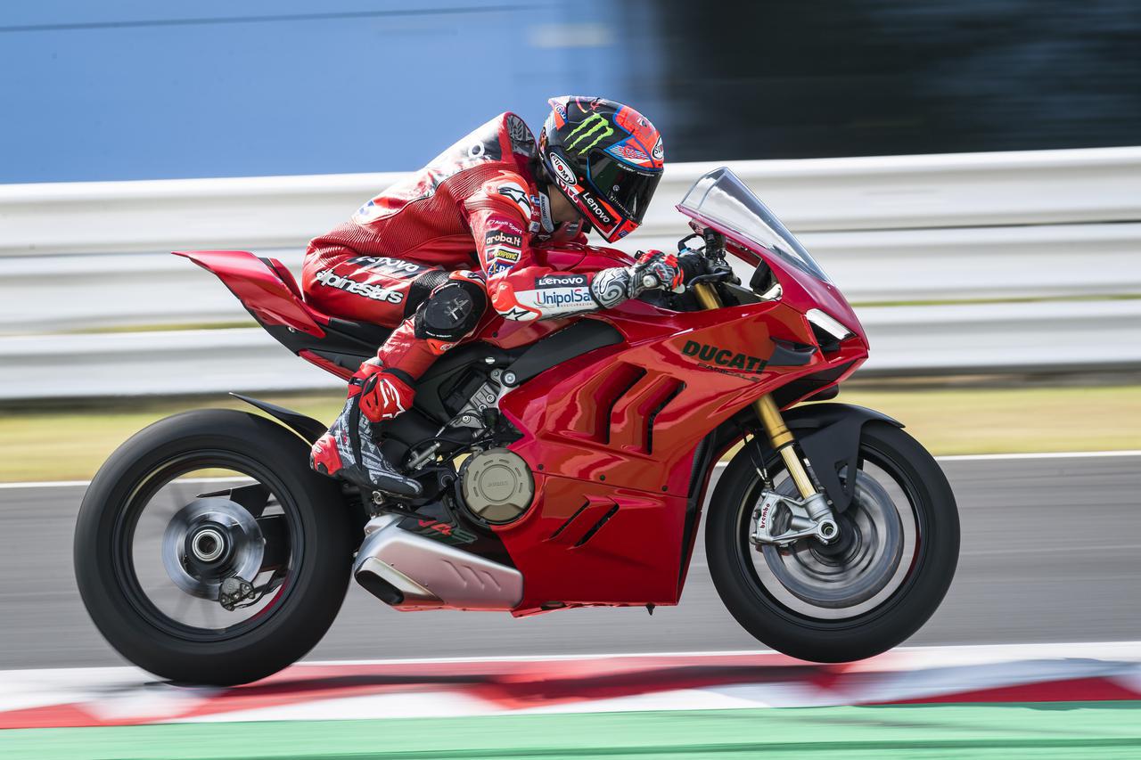 Perbedaan Ducati V4r Dan V4s. [Breaking] Ducati rilis Panigale V4 & V4S versi 2022, makin serem