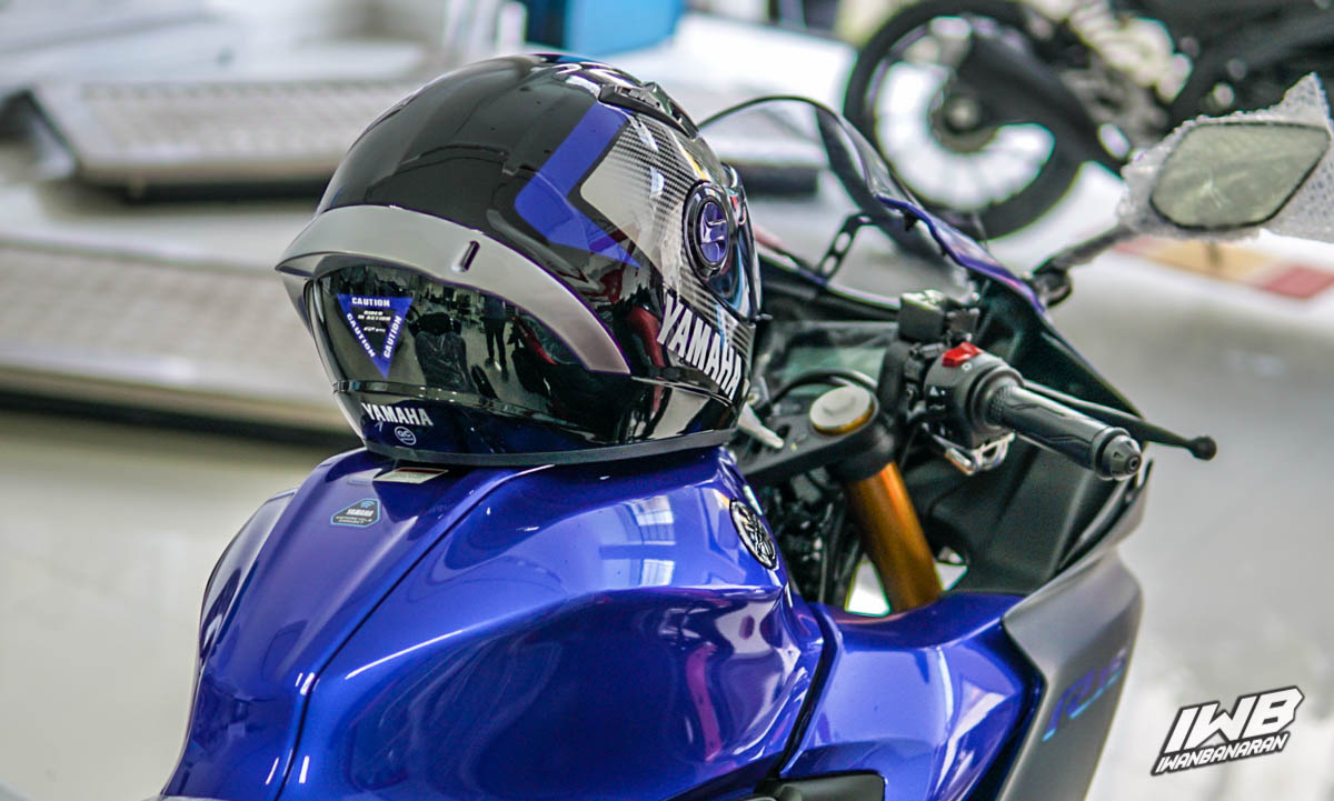 Helm Yamaha R15. Inilah Helm Hadiah Yamaha R15 V4, woww ada spoilernya cak