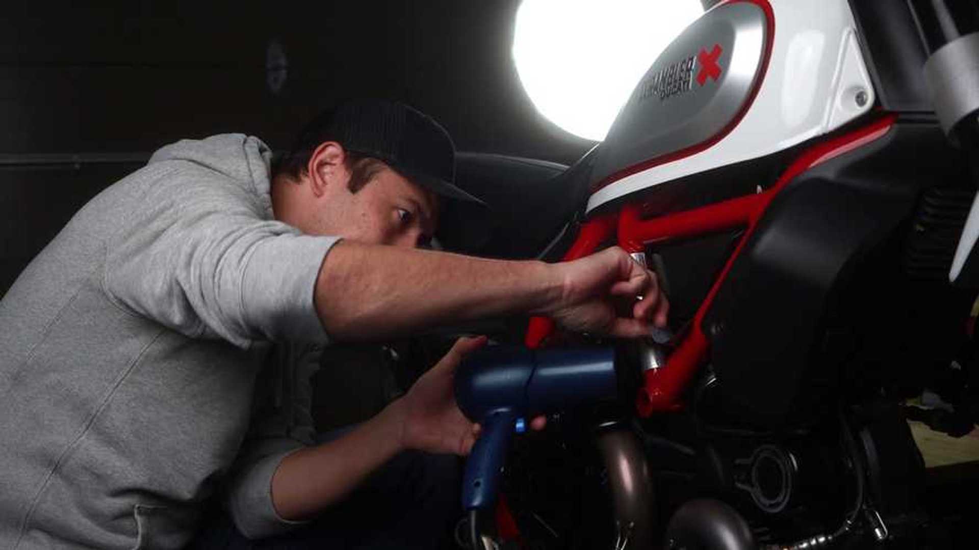 Cara Copot Stiker Motor. Tips Cara Melepas dan Merawat Stiker yang Ada di Motor
