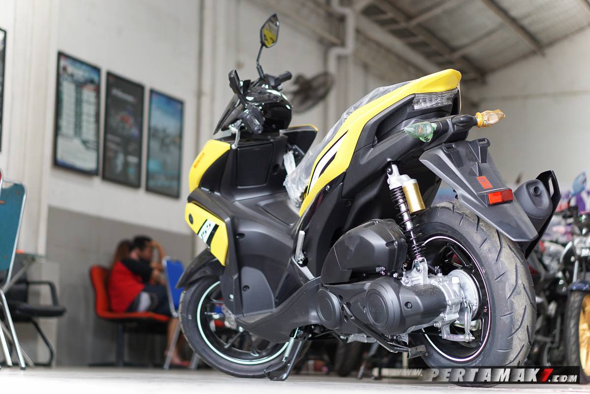 Aerox Warna Kuning 2019. Bertemu Yamaha Aerox 155 VVA R Version Warna Kuning, Racy