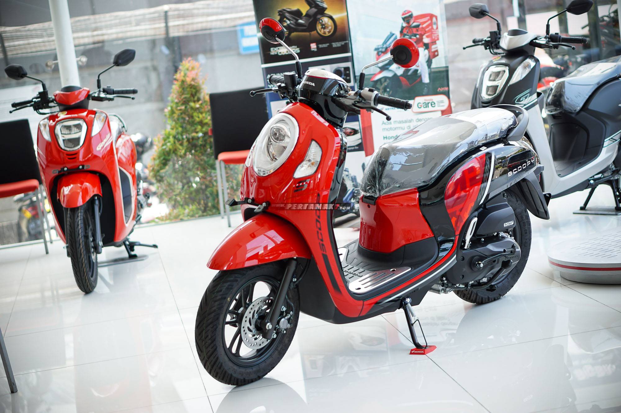 Scoopy Tampak Depan. Bertemu Honda Scoopy Terbaru Sporty Red, Matic Laris Manis, Foto