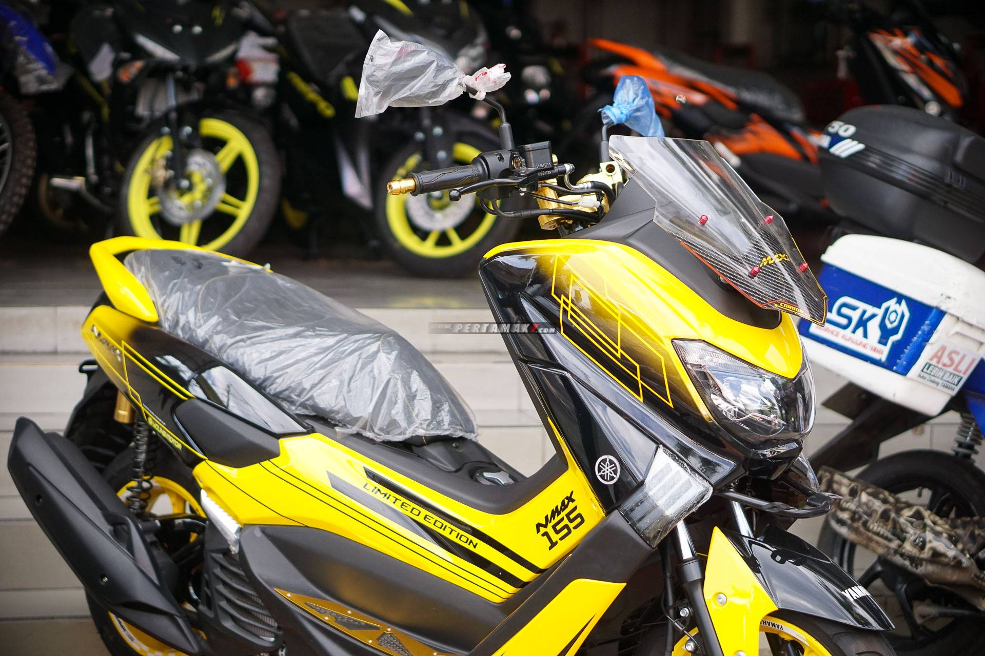 Modifikasi Nmax Kuning. Modifikasi Yamaha NMAX Kuning Hitam Cargloss Premium Ala