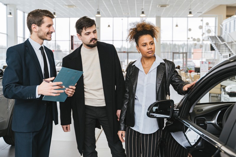 Beda Showroom Dan Dealer. Pilih Leasing Mobil atau Dealer? Ini Kelebihan dan Kekurangannya