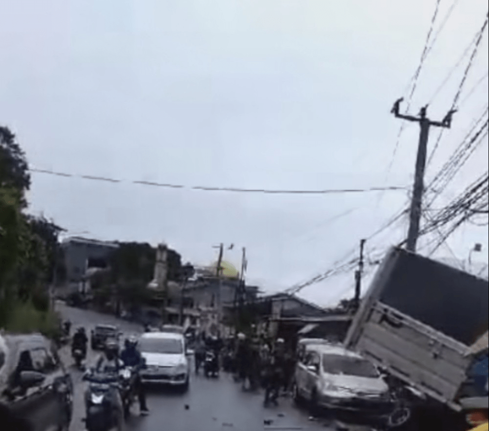 Box Motor Beat. Detik-Detik Kecelakaan Beruntun 7 Mobil di Puncak, Dipicu Truk