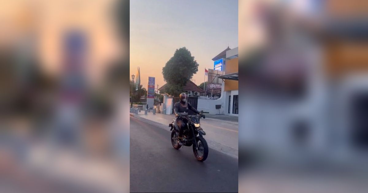 Motor Ksatria Baja Hitam. Viral Video Pengemudi Motor Cosplay Satria Baja Hitam, Bikin