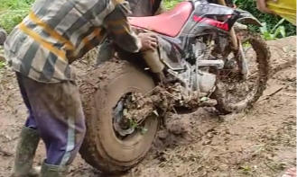 Mobil Bawa Motor Trail. Main Terabas di Medan Penuh Lumpur, Roda Motor Trail Auto