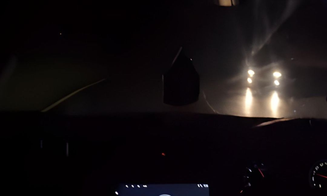 Jalan Malam Naik Mobil. Naik Mobil dengan Kaca Film 80 Persen saat Hujan dan Malam Hari