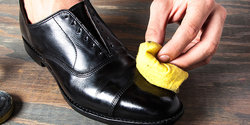 Cara Menghitamkan Sepatu Kain Tanpa Semir. 5 Pengganti semir sepatu yang bisa ditemui di dapur