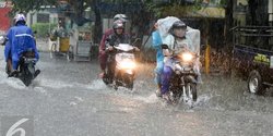 Cara Mengatasi Motor Mati Kena Air. 7 Masalah Motor Saat Musim Hujan dan Cara Mengatasinya