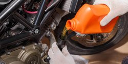 Warna Oli Motor Yang Harus Diganti. 6 Tanda Motor Harus Ganti Oli, Wajib Diketahui