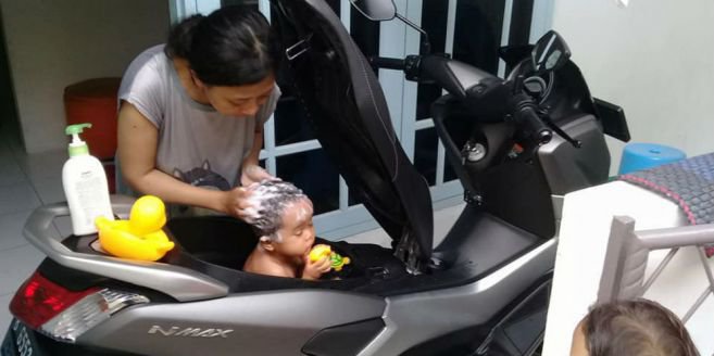 Bagasi Motor Nmax. Kocak, ibu ini mandikan anaknya di bagasi motor Yamaha NMAX