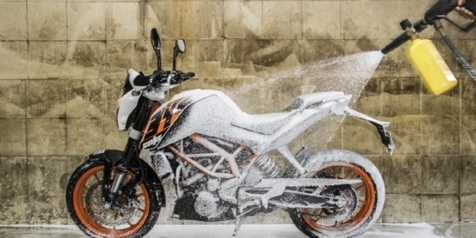 Cara Menghilangkan Lem Korea Di Body Motor. Cara Mudah Hilangkan Noda Bekas Lem di Bodi Sepeda Motor