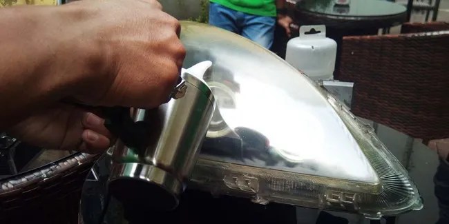 Cara Membuat Headlamp Mobil Jadi Bening. Cara Jitu Bikin Headlamp Mobil yang Menguning Jadi Seperti Baru
