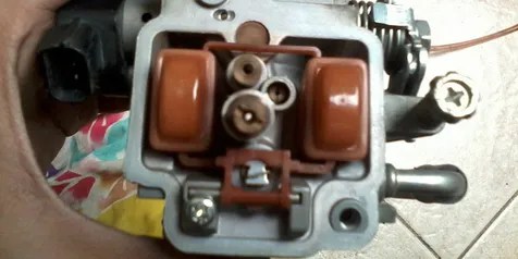 Cara Mengatasi Bensin Keluar Dari Selang Pembuangan. Bensin Netes Saat Motor Diparkir? Mungkin Ini Penyebabnya