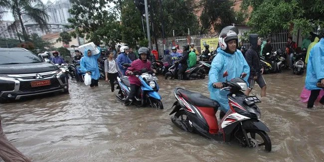 Cara Mengatasi Motor Matic Mogok Karena Banjir. Nyalakan Motor Mogok Karena Terendam Banjir, Ini Langkah