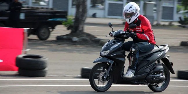 Cara Memainkan Gas Motor Matic. Begini Cara Belajar Teknik Kontrol Gas dan Pengereman Motor