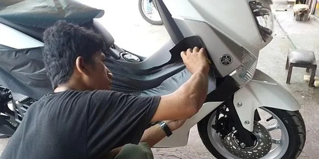 Cara Hilangkan Bekas Stiker. Cara Menghilangkan Bekas Stiker di Motor dengan Mudah
