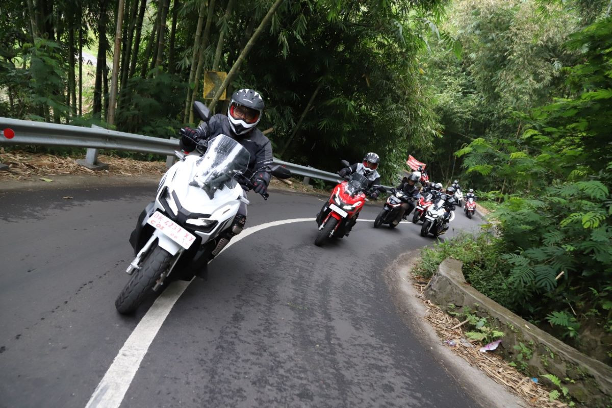 Cara Mengendarai Motor Matic Di Turunan. 6 Cara Mudah Mengendarai Motor Matik di Tanjakan dan Turunan