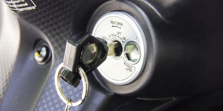 Cara Menghidupkan Klx Tanpa Kunci. 3 Cara Menghidupkan Motor Tanpa Kunci Kontak Yang Wajib