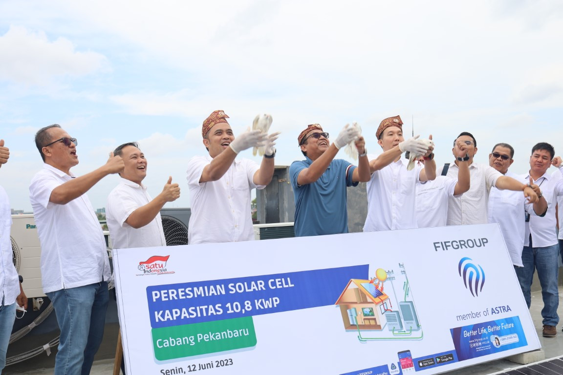 Fif Group Pekanbaru. Dukung Energi Baru Terbarukan, FIFGROUP Pasang Solar Panel