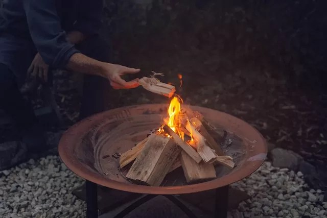 Kayu Buat Api Unggun. Jenis Kayu Bakar yang Bagus untuk Api Unggun dan Cocok Buat