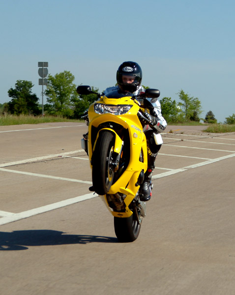 Cara Wheelie Motor Kopling. Cara Dasar Melakukan Wheelie (Mengangkat Ban Depan pada Motor)
