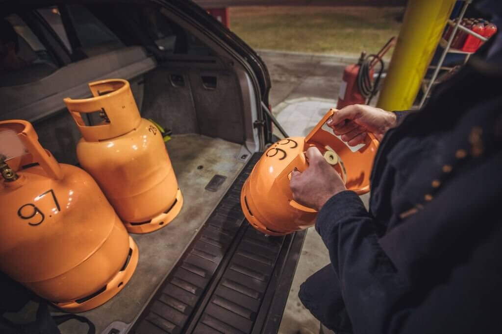 Cara Membawa Tabung Gas Di Motor. Cara Aman Membawa Tabung Gas di Mobil dengan Trik Hebat ini!