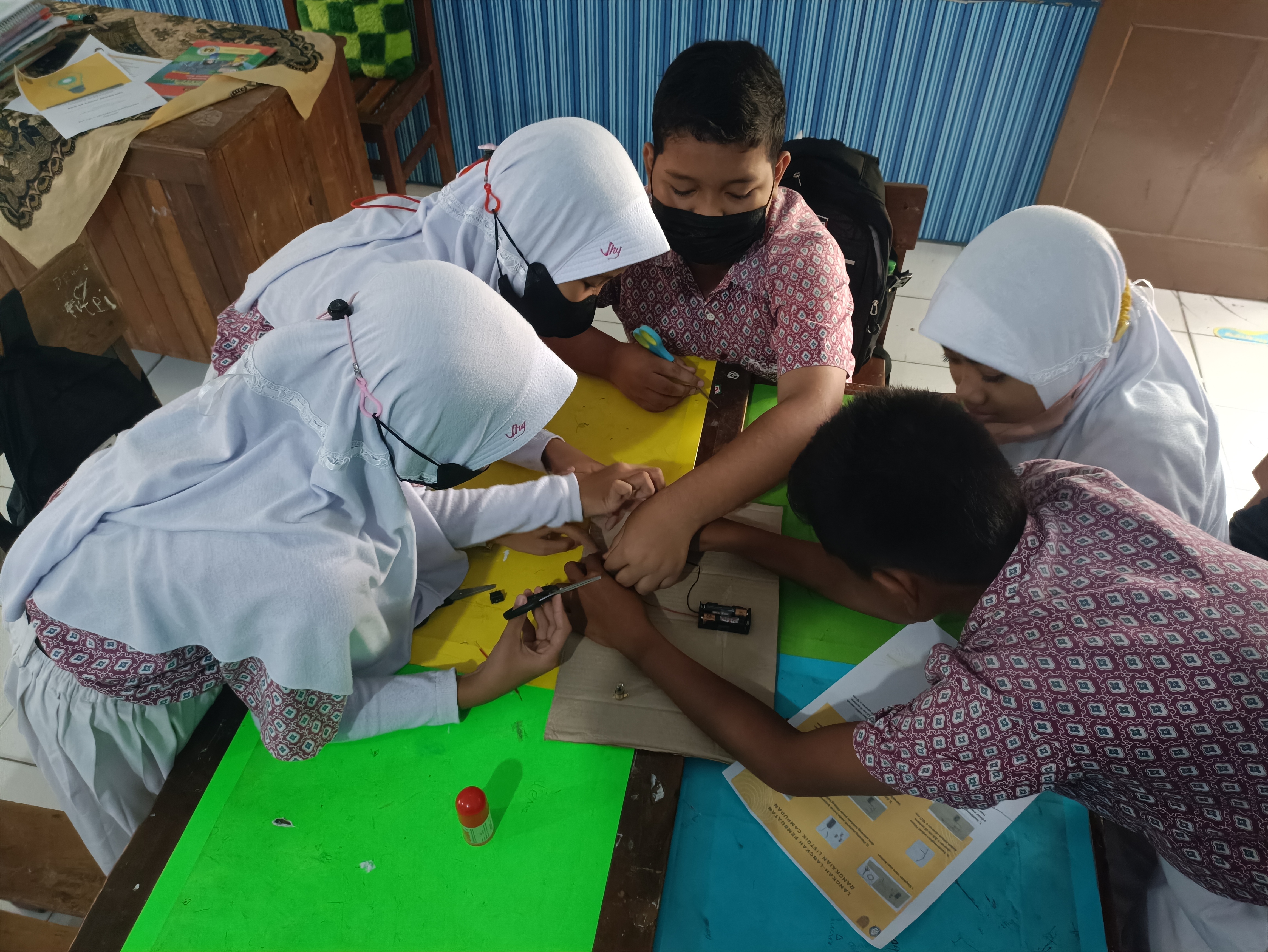 Bagaimanakah Cara Merangkai Rangkaian Listrik Paralel. Tingkatkan Pengtahuan Kelistrikan Siswa SDN 02 Candi