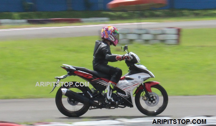 Mx King Drag. Yamaha MX King digeber Mojang Bandung di Sirkuit Sentul, Maskot