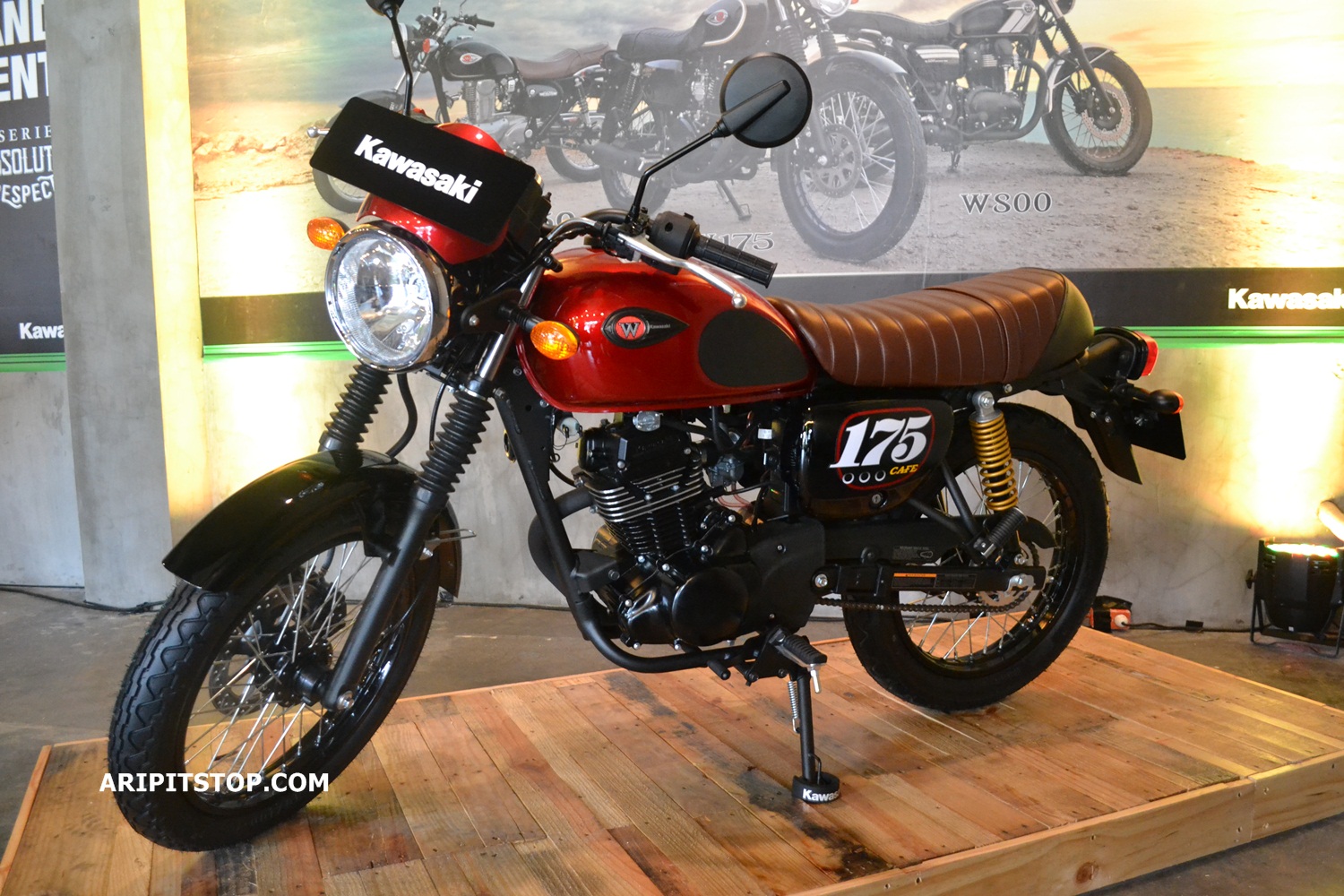 Spakbor Belakang W175. Detail Kawasaki W175 Cafe, Apa Yang Beda Dengan W175