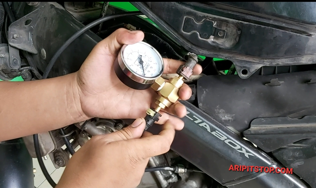 Cara Melepas Selang Bensin Vixion. Cara Mengukur Tekanan Fuel Pump Yang Benar di Motor Injeksi