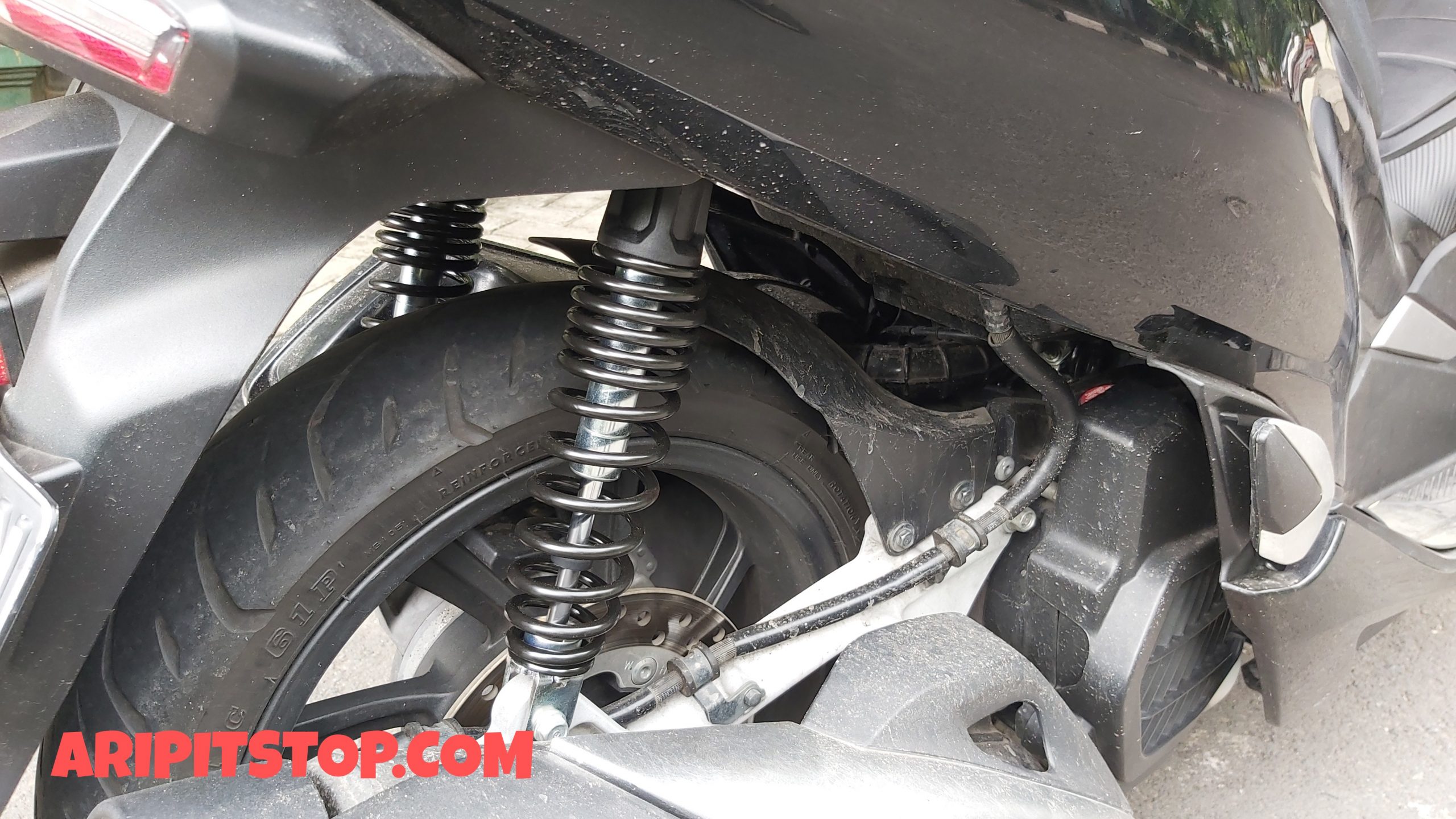 Tinggi Shock Aerox. Cara Mudah Mendekin Honda PCX 150, Ganti Sok Belakang Pakai