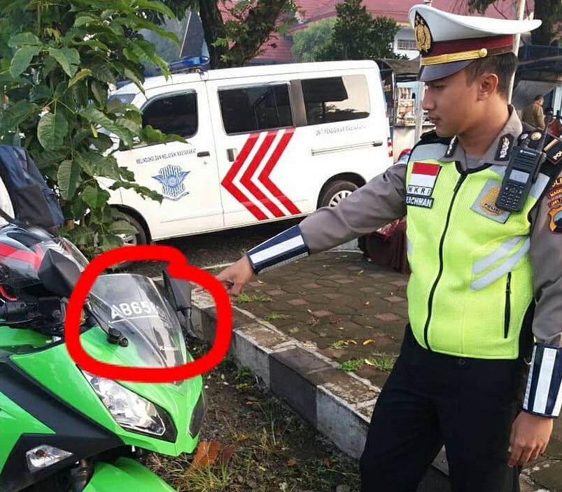 Pasang Plat Nomor Motor. Polisi Menilang Motor Yang Pasang plat Nomor di Visor dan Kolong