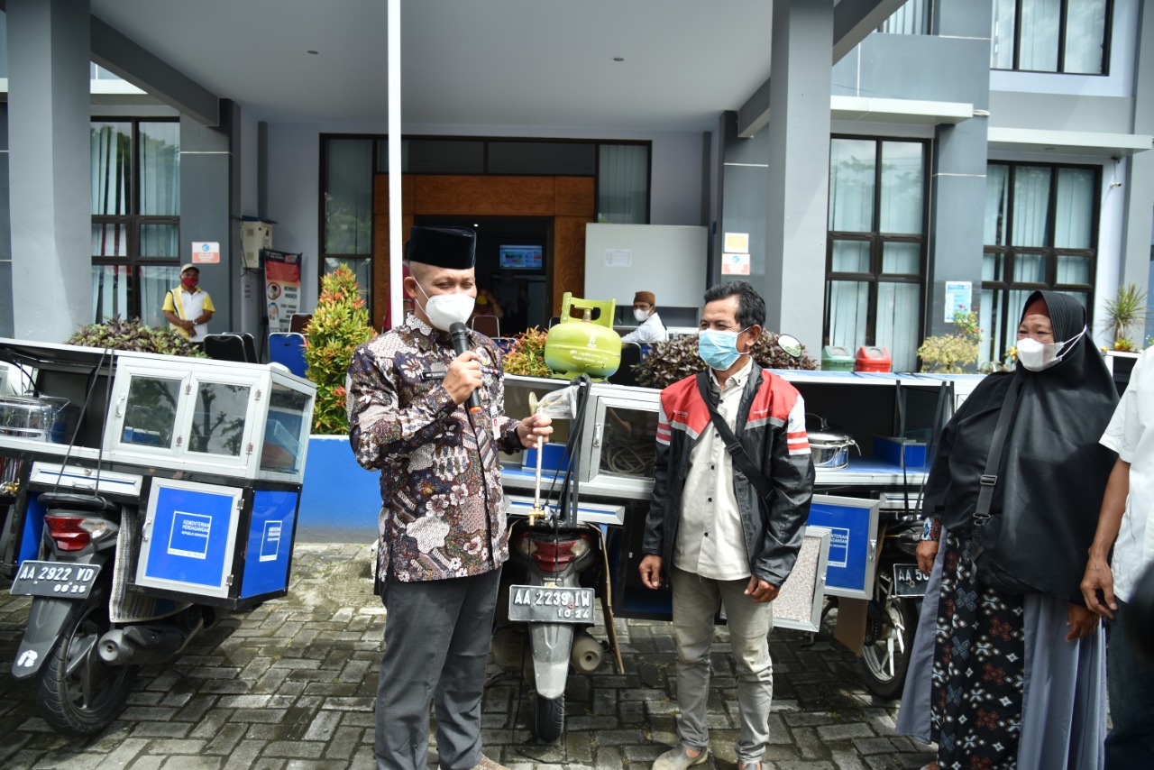 Rombong Cilok Motor. Bupati Kebumen Serahkan Bantuan 50 Rombong Motor untuk