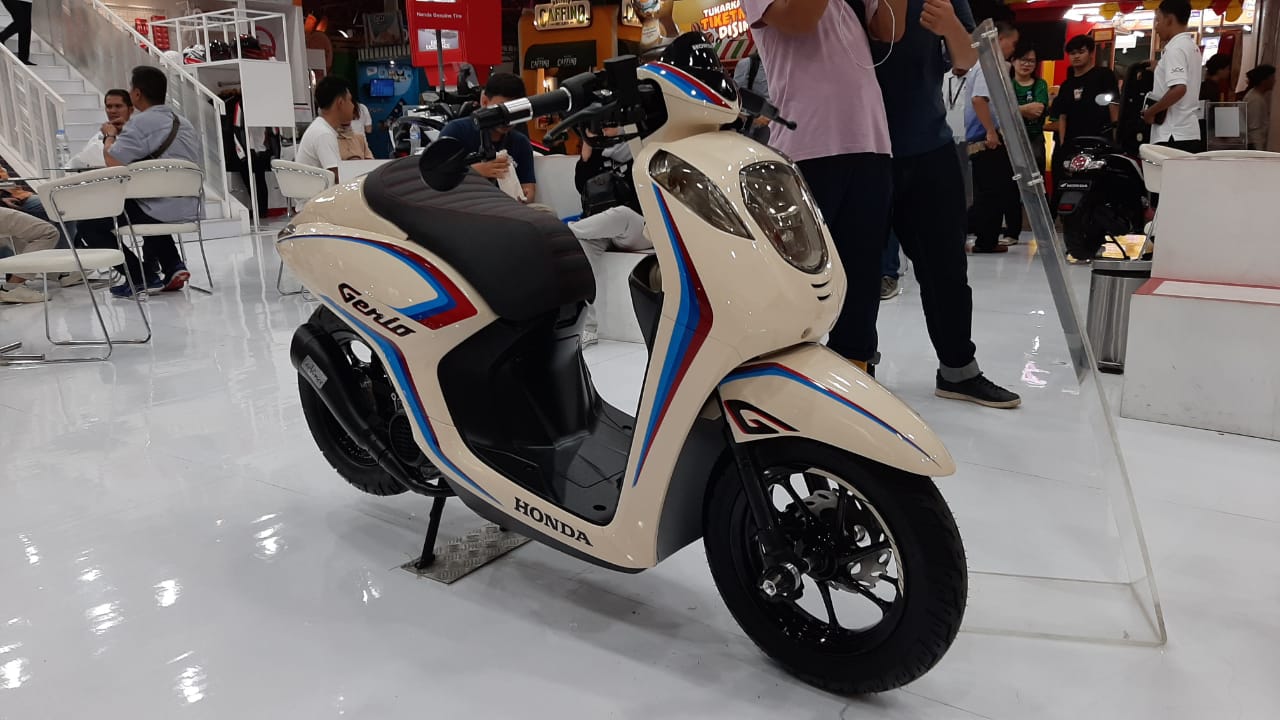 Cara Pasang Pelek Scoopy Ke Motor Genio. Modifikasi Honda Genio Pakai Velg Scoopy. Begini Lebih Ajib