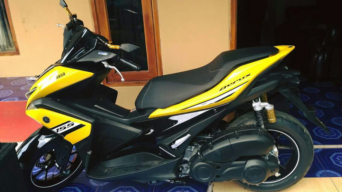 Pelek Warna Kuning. Yamaha Aerox 155 R warna Kuning Juga Keren bro !