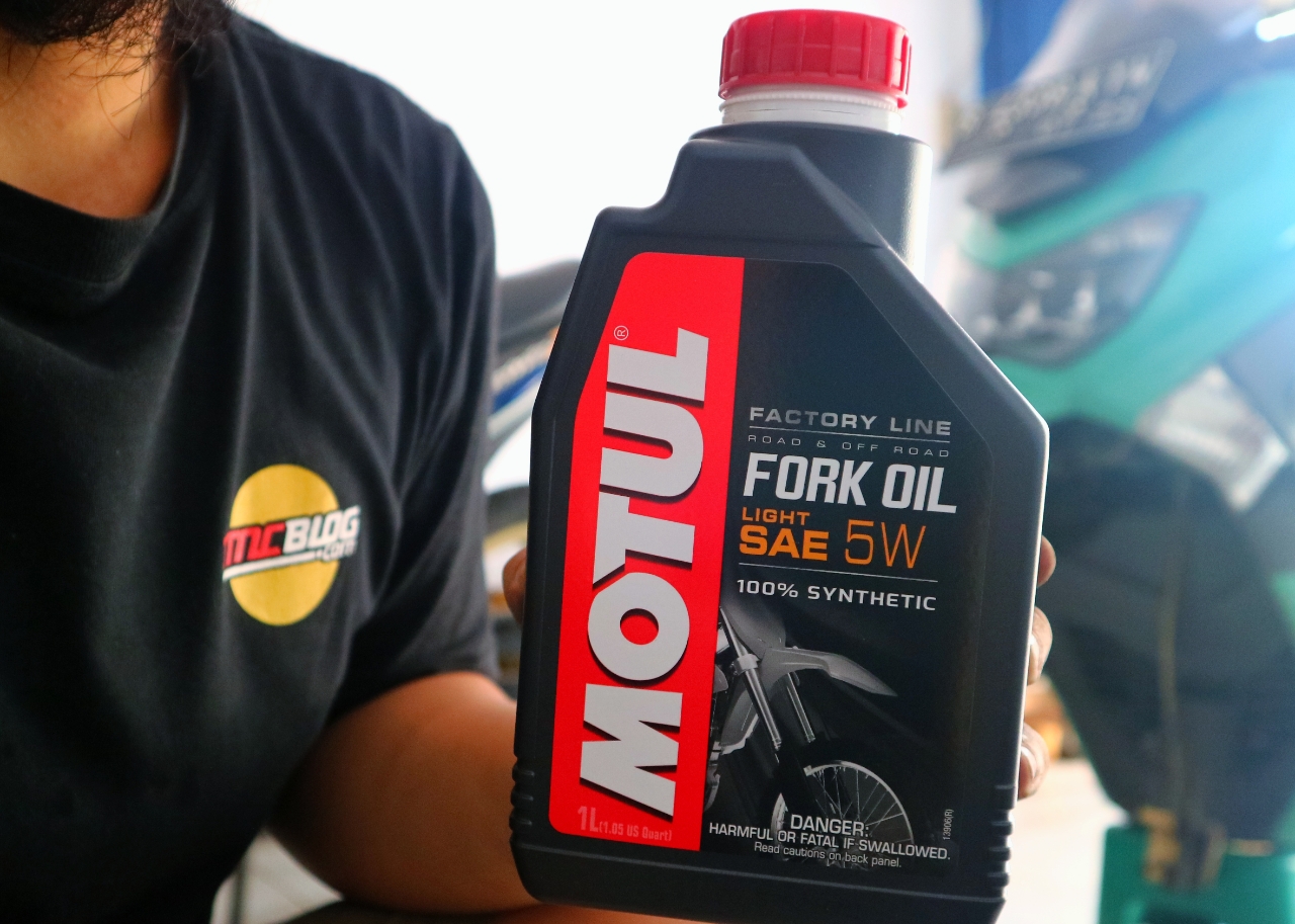 Kekentalan Oli Shock Depan. MOTUL Fork Oil 5W. . Oli Shockbreaker Motor Trail Untuk Skutik