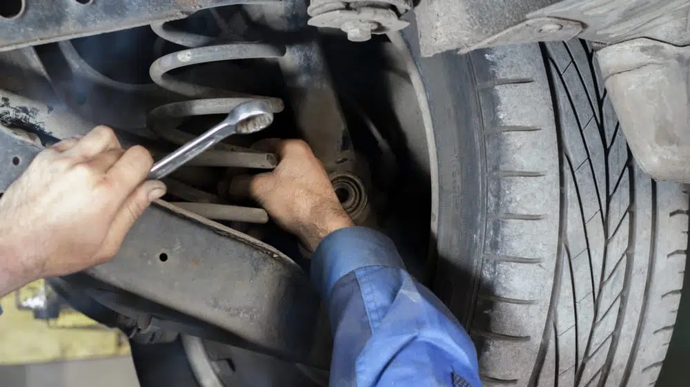 Shock Belakang Bunyi Cit Cit. 4 Penyebab Shockbreaker Mobil Bunyi Berdecit & Solusinya