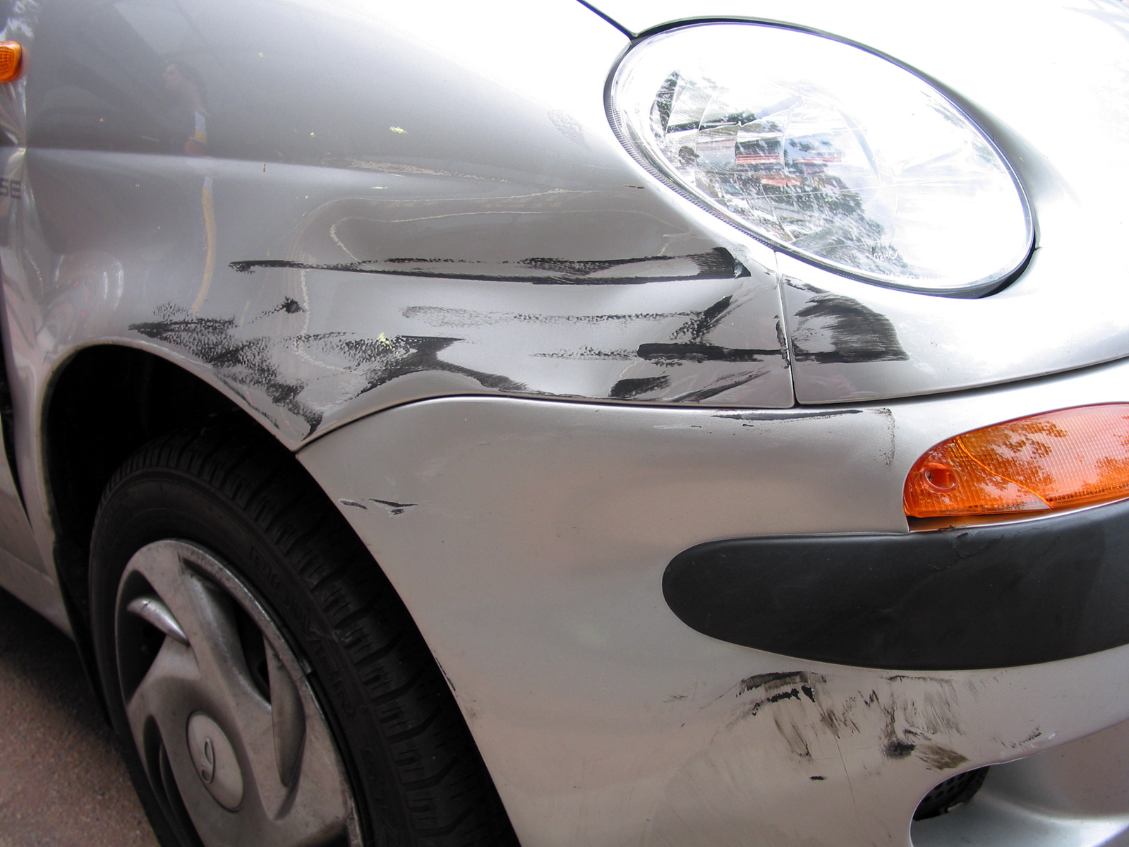 Cara Menghilangkan Cat Yang Nempel Di Body Mobil. 5 Cara Menghilangkan Baret pada Mobil dengan Pasta Gigi, dll