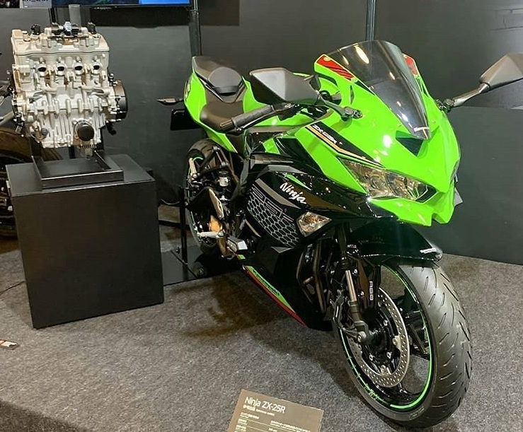 Ukuran Piston Zx25r. Penampakan dari Dekat Engine Kawasaki Ninja ZX25R dan