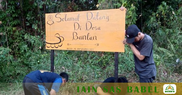 Plang Arah Jalan. Mahasiswa KKN Kelompok 8 IAIN SAS Babel Pasang Plang Jalan