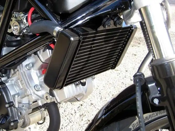 Cara Membersihkan Radiator Motor. Tips dan Cara Membersihkan Radiator Motor agar Tetap Awet