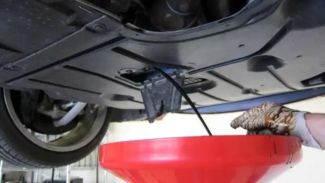 Cara Mengganti Oli Gardan. Langkah dan Cara Mengganti Oli Persneling Mobil Manual yang