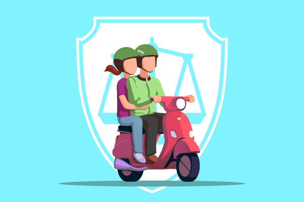 Orang Pakai Helm. Jika Penumpang Ojek Online Tidak Mau Pakai Helm