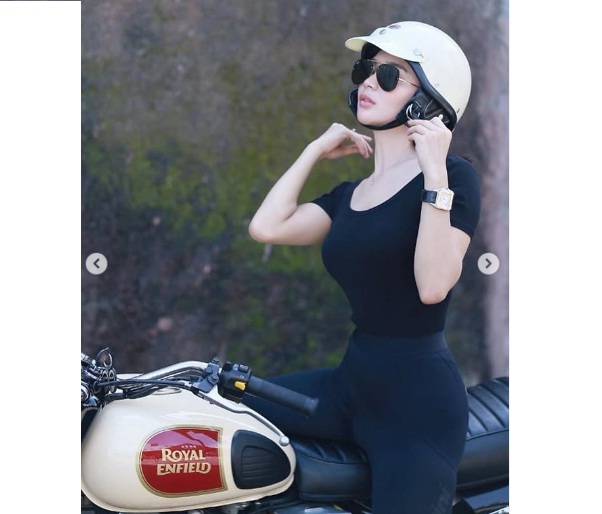 Kacamata Hitam Untuk Naik Motor. Gaya Wika Salim Naik Motor Gede Bikin Pria Adem Panas, Mau