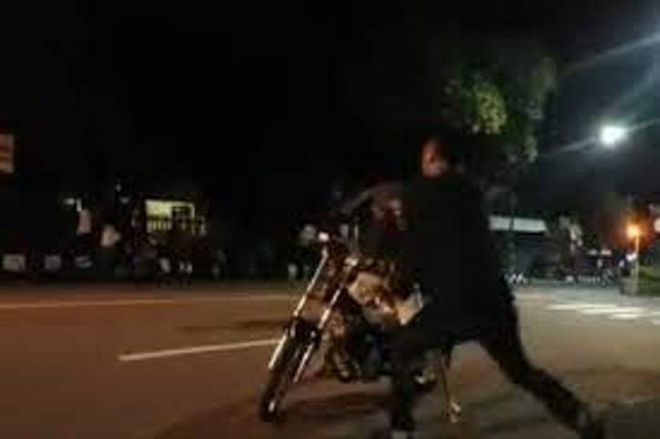 Drag Liar Malam Hari. Polres Klaten Bubarkan Arena Balap Liar di Mlese Ceper saat