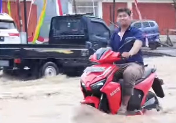Motor Anti Banjir. Penasaran Motor Listrik Lewat Banjir, Ini Penjelasannya