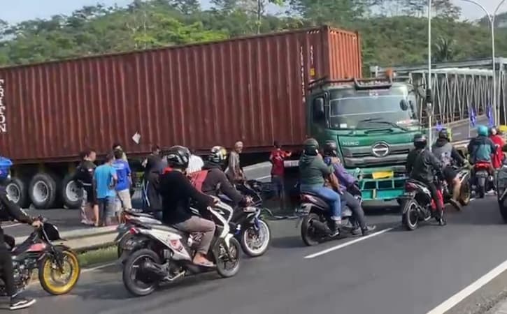 Pos Polisi Tuntang. Truk Melintang di Dekat Jembatan Tuntang Semarang, Polisi: Tak